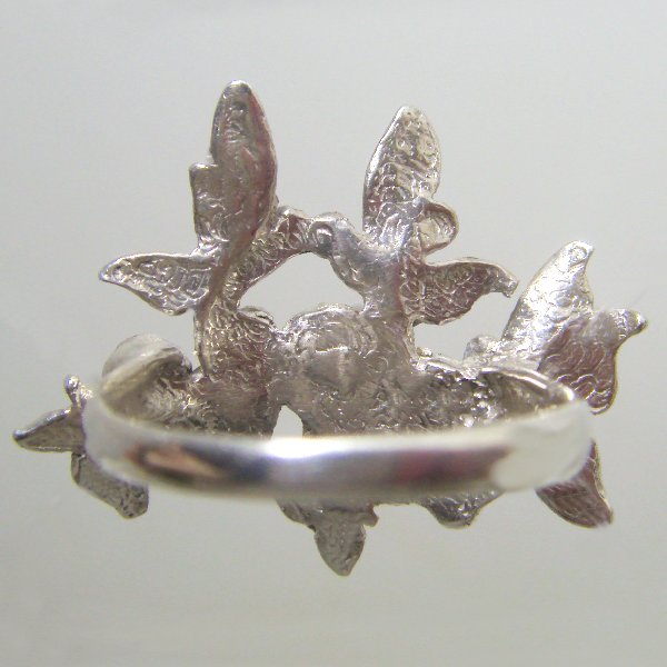 (r1330)Silver ring with floral motif.